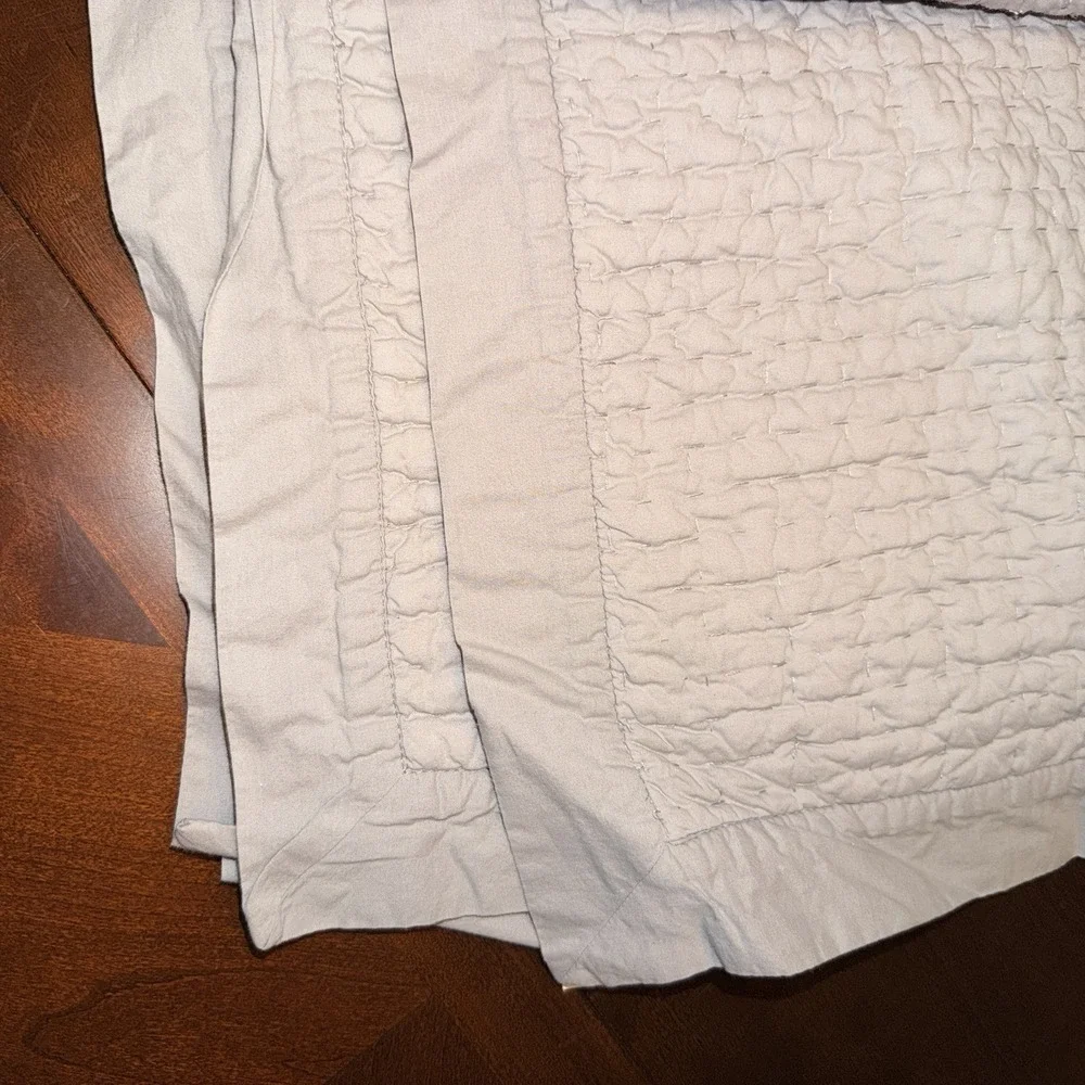 Crate & Barrel Organic Celeste Queen Full Quilt Light Gray / Blue Bedspread